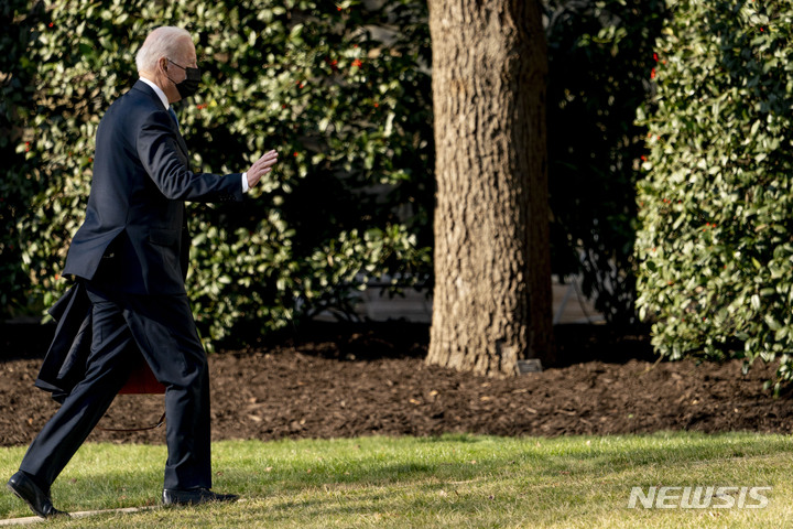 [워싱턴=AP/뉴시스]조 바이든 미국 대통령이 24일(현지시간) 캠프 데이비드에서 보낸 주말이 지난 후 백악관에 도착한 모습. 2022.01.24.