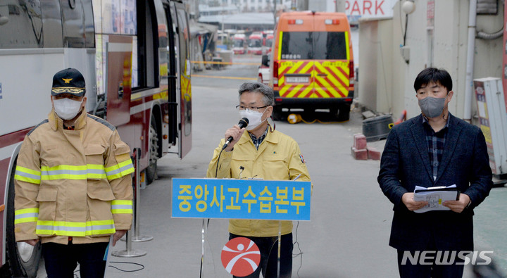 [광주=뉴시스] 변재훈 기자 = 중앙사고수습본부 소속 진명기 행정안전부 재난복구정책관이 24일 오후 광주 서구 HDC현대산업개발 신축 아파트 붕괴 사고 현장에서 실종자 수색·구조 경과와 관련 질의에 답하고 있다. (사진 왼쪽부터) 이일 소방청 119대응국장, 진 정책관, 민성우 HDC 안전경영실장. 붕괴 사고 15일째인 이날 현재까지 여전히 공사 근로자 5명이 실종된 상태다. 2022.01.25. wisdom21@newsis.com