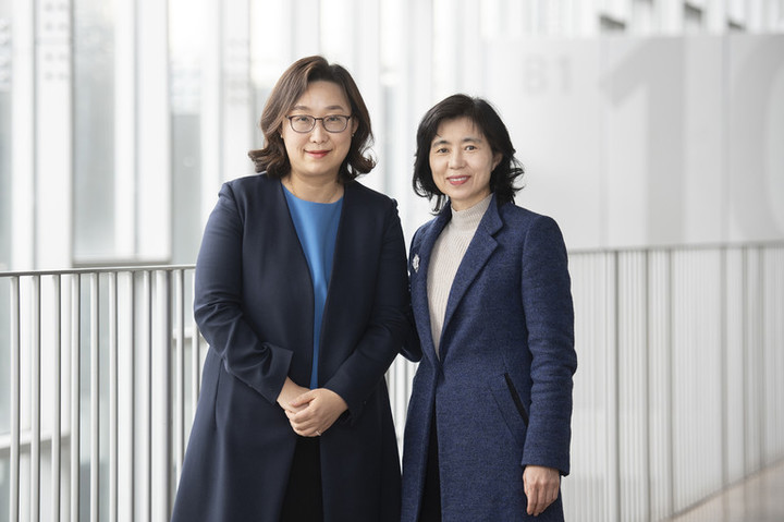 [서울=뉴시스]이화여대 권순희 교수(오른쪽)와 덕성여대 김윤정 교수. 사진 이화여대 *재판매 및 DB 금지