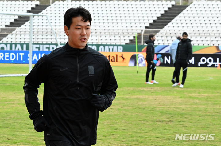 [시돈(레바논)=뉴시스] 배훈식 기자 = 대한민국 축구 국가대표 김영권이 26일 오후 레바논 시돈 사이다 무니시팔 경기장에서 2022 카타르 월드컵 아시아 지역 최종예선 레바논과의 경기를 하루 앞두고 공식 훈련을 하고 있다. 2022.01.26. dahora83@newsis.com