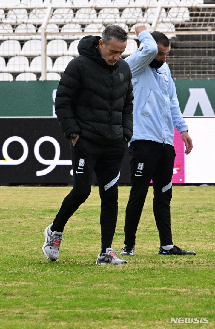 [시돈(레바논)=뉴시스] 배훈식 기자 = 파울루 벤투 대한민국 축구 국가대표팀 감독이 26일 오후 레바논 시돈 사이다 무니시팔 경기장에서 2022 카타르 월드컵 아시아 지역 최종예선 레바논과의 경기를 하루 앞두고 그라운드를 걸으며 잔디 상태를 확인하고 있다. 2022.01.26. dahora83@newsis.com