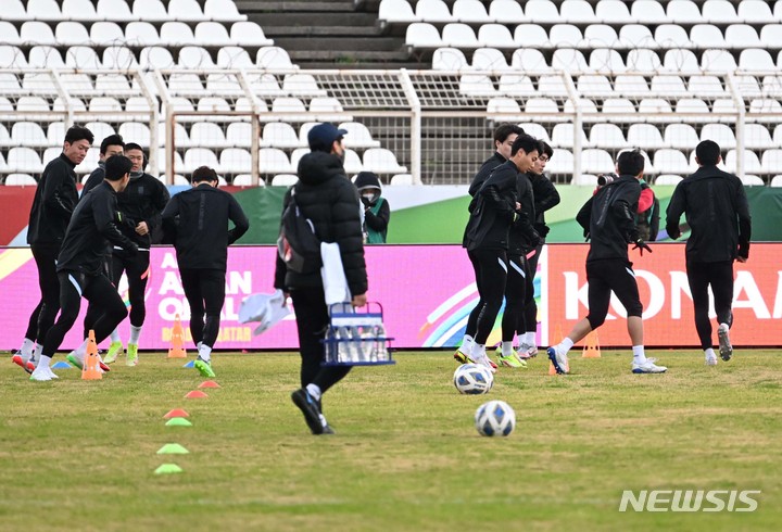 [시돈(레바논)=뉴시스] 배훈식 기자 = 대한민국 축구 국가대표팀 선수들이 26일 오후 레바논 시돈 사이다 무니시팔 경기장에서 2022 카타르 월드컵 아시아 지역 최종예선 레바논과의 경기를 하루 앞두고 훈련하고 있다. 2022.01.26. dahora83@newsis.com