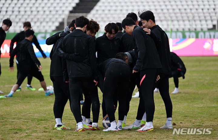 [시돈(레바논)=뉴시스] 배훈식 기자 = 대한민국 축구 국가대표팀 선수들이 26일 오후 레바논 시돈 사이다 무니시팔 경기장에서 2022 카타르 월드컵 아시아 지역 최종예선 레바논과의 경기를 하루 앞두고 훈련하고 있다. 2022.01.26. dahora83@newsis.com