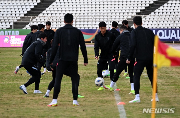 [시돈(레바논)=뉴시스] 배훈식 기자 = 대한민국 축구 국가대표팀 선수들이 26일 오후 레바논 시돈 사이다 무니시팔 경기장에서 2022 카타르 월드컵 아시아 지역 최종예선 레바논과의 경기를 하루 앞두고 훈련하고 있다. 2022.01.26. dahora83@newsis.com