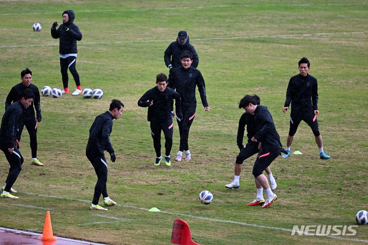 [시돈(레바논)=뉴시스] 배훈식 기자 = 대한민국 축구 국가대표팀 선수들이 26일 오후 레바논 시돈 사이다 무니시팔 경기장에서 2022 카타르 월드컵 아시아 지역 최종예선 레바논과의 경기를 하루 앞두고 훈련하고 있다. 2022.01.26. dahora83@newsis.com