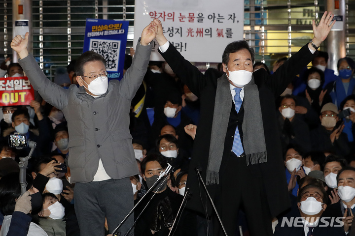 [광주=뉴시스] 최동준 기자 = 이재명 더불어민주당 대선 후보가 27일 광주 동구 '우다방' 충장로우체국 앞에서 이낙연 전 대표와 함께 지지를 호소하고 있다. ‘우다방'은 충장로우체국 앞 계단을 의미하며, 5.18 당시 시위 군중들의 예비 집결지이자 정보를 주고받았던 곳이었다. 2022.01.27. photocdj@newsis.com