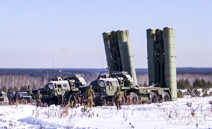 [스베르들로프스크=AP/뉴시스] 27일(현지시간) 러시아 우랄 스베르들로프스크 지역에서 러시아 S-400 트라이엄프 지대공 미사일이 훈련장에 배치돼 있다. 2022.01.28.