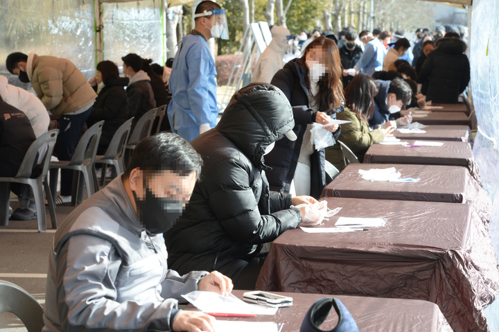 [울산=뉴시스] 배병수 기자 = 코로나19 자가검사키트를 활용한 신속항원검사 시행 첫날인 3일 오전 울산 중구 종합운동장 선별진료소에서 시민들이 신속항원검사를 하고 있다. 2022.02.03. bbs@newsis.com