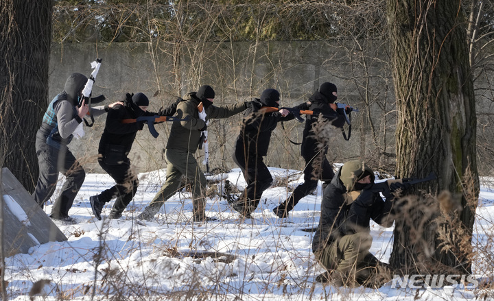 [키예프=AP/뉴시스] 4일(현지시간) 우크라이나 키예프에서 조지아계 준군사조직원들이 러시아의 우크라이나 침공에 대비해 우크라이나의 자위 능력을 키우기 위해 민간인들을 훈련하고 있다. 이 조직은 2014년 우크라이나에서 러시아의 침공에 맞서기 위해 조지아계 자원봉사자들로 결성됐으며 지금은 다양한 국적의 사람들이 활동하고 있다. 2022.02.05.