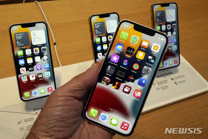 [뉴욕=AP/뉴시스]애플의 플래그십 스마트폰 '아이폰13' 시리즈. 2021.09.24.
