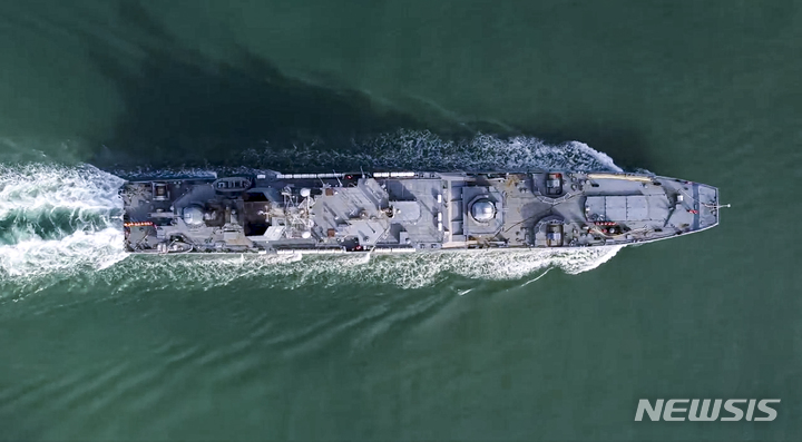 [세바스토폴=AP/뉴시스] 러시아 국방부가 10일(현지시간) 공개한 사진에 러시아 해군의 강습상륙함 칼리닌그라드가 크림반도 세바스토폴 항구로 항해하고 있다. 러시아 해군은 우크라이나 인근에서의 훈련을 위해 6척의 강습상륙함을 흑해로 파견했다. 2022.02.11.