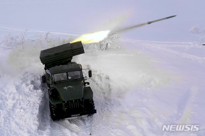 [무르만스크=AP/뉴시스] 러시아 국방부가 13일(현지시간) 제공한 사진에 러시아군이 무르만스크에서 훈련 중 그라드 미사일을 발사하고 있다. 2022.02.14.