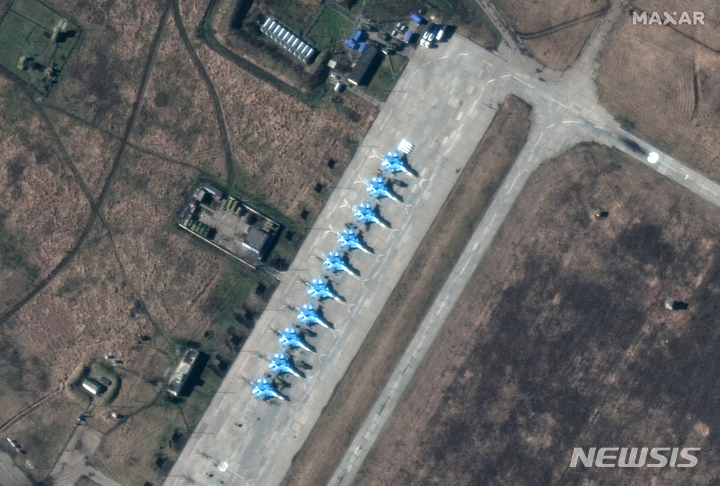 [크라스노다르=AP/뉴시스] 막서 테크놀로지가 제공한 위성 사진에 13일(현지시간) 우크라이나와의 국경 남쪽 러시아 크라스노다르의 공군기지에 러시아의 신형 Su-34 전투기가 배치돼 있다. 2022.02.15.