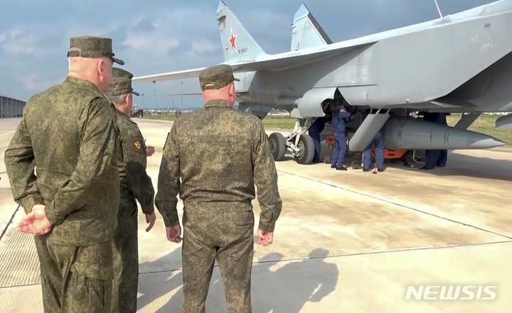 [다마스쿠스=AP/뉴시스] 세르게이 쇼이구(가운데) 러시아 국방장관이 킨잘 극초음속 미사일을 탑재한 MiG-31 전투기를 살펴보고 있는 모습. (사진=뉴시스DB). 2022.02.16.