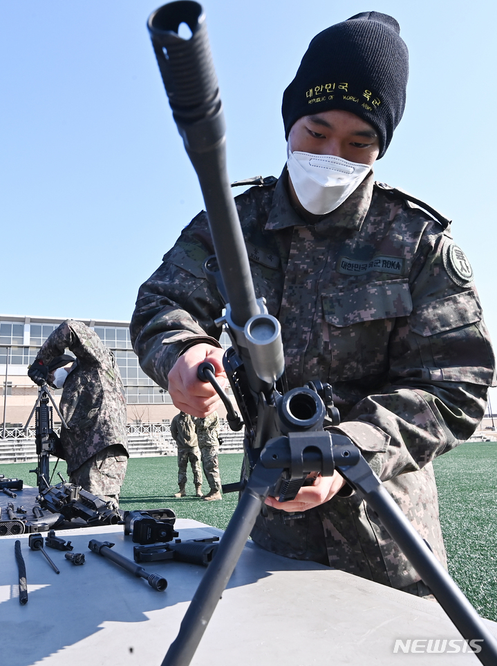 [평택=뉴시스] 김종택기자 = 샌드허스트 경연대회에 참가할 육군사관학교 생도들이 17일 오전 경기도 평택시 캠프 험프리스에서 훈련을 받고 있다. 오는 4월 미 육군사관학교가 주최하는 샌드허스트 경연대회는 전 세계 예비장교들이 전투체력과 전술적 응급처치, 장애물 극복 등 각종 전투기술을 겨루는 대회이다. 2022.02.17. jtk@newsis.com