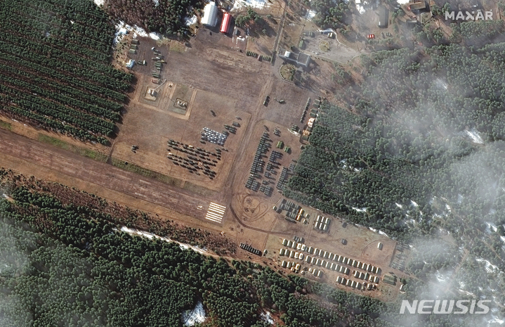 [벨고로드=AP/뉴시스] 막사 테크놀로지가 제공한 위성 사진에 22일(현지시간) 우크라이나 국경에서 북쪽으로 20㎞ 떨어진 러시아 벨고로드에 새로운 병력과 군 장비가 집결해 있다. 2022.02.23.