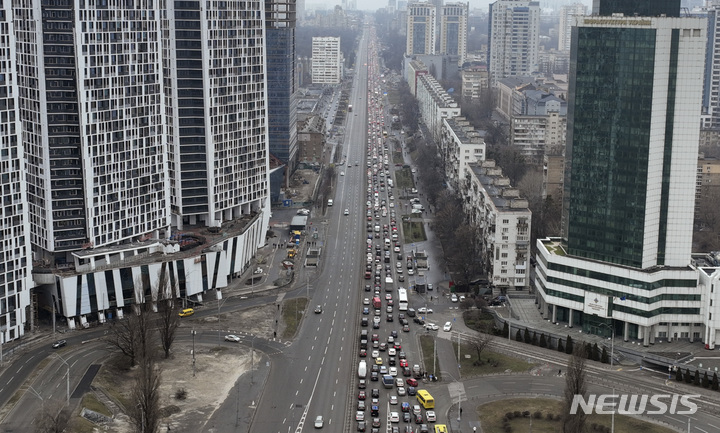 [키예프=AP/뉴시스] 24일(현지시간) 우크라이나 수도 키예프를 벗어나려는 사람들의 차량으로 도로가 정체를 빚고 있다. 2022.02.24.