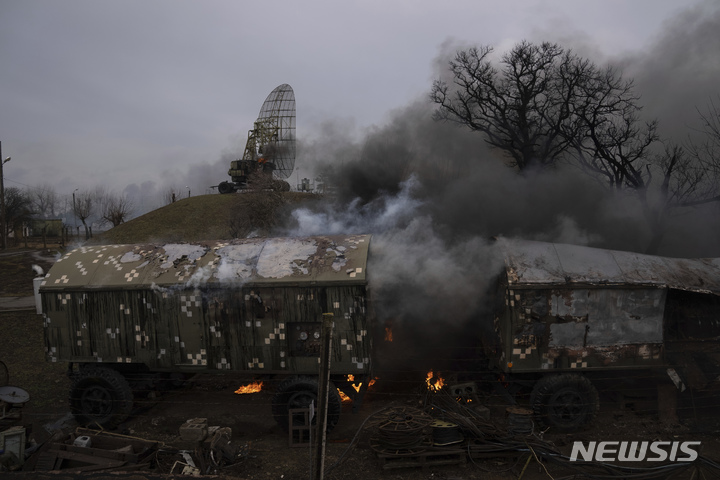 [마리우폴=AP/뉴시스] 24일(현지시간) 우크라이나 도네츠크주 마리우폴 외곽의 우크라이나군 레이더 등 군사시설이 러시아의 포격으로 손상돼 있다. 2022.02.25.