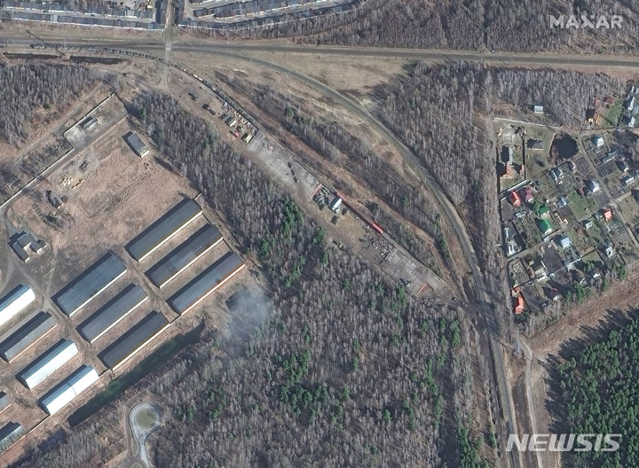 [브레스트=AP/뉴시스] 막사 테크놀로지가 제공한 위성 사진에 24일(현지시간) 벨라루스 브레스트 인근 철로에 군 장비가 집결해 있다. 2022.02.25.