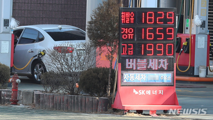 [서울=뉴시스] 이영환 기자 =한국석유공사 유가정보사이트 오피넷에 따르면 지난 26일 서울 휘발유 평균 판매가격이 1815.12원, 경유 평균 판매가격은 1650.47원을 기록했다. 우크라이나 사태의 여파로 국내 기름값이 오름세를 보이며 2월 넷째 주 전국 주유소 휘발유 평균 판매가격은 1739.79원, 경유 평균 판매가격은 1564.49원을 기록해 6주 연속 상승세를 이어갔다. 사진은 27일 오전 서울 시내 주유소 유가정보. 2022.02.27. 20hwan@newsis.com