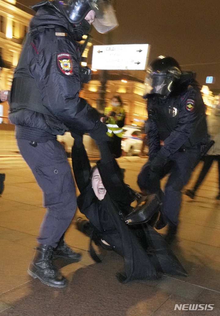 [상트페테르부르크=AP/뉴시스] 2일(현지시간) 러시아 상트페테르부르크에서 경찰이 러시아의 우크라이나 공격에 반대하는 시위대를 연행하고 있다. 2022.03.04.