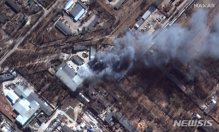 [체르니히우=AP/뉴시스] 막사 테크놀로지스가 제공한 위성 사진에 10일(현지시간) 우크라이나 체르니히우의 산업단지와 그 주변이 러시아의 공격으로 불에 타고 있다. 2022.03.11.