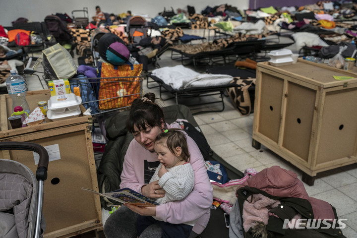 日本政府はウクライナ難民に1年間の居住許可を与えています