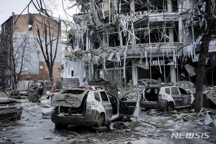 [하르키우=AP/뉴시스]16일(현지시간) 우크라이나 하르키우에서 촬영된 부서진 건물과 자동차 모습. 2022.03.16.