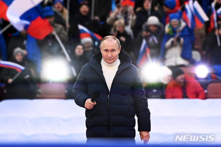 [모스크바=AP/뉴시스] 블라디미르 푸틴 러시아 대통령이 18일(현지시간) 모스크바의 루즈니키 경기장에서 열린 크름반도(크림반도) 합병 8주년 기념 콘서트에 참석해 연설하고 있다. 2022.03.19.
