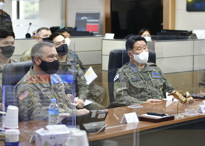 [서울=뉴시스] 조수정 기자 = 박인호 공군참모총장과 제임스 디킨슨 美 우주사령관이 19일 공군본부 우주센터에서 우주센터의 임무와 대한민국 공군의 우주감시체계에 대한 보고를 받고 있다. (사진=공군 제공) 2022.03.19. photo@newsis.com *재판매 및 DB 금지