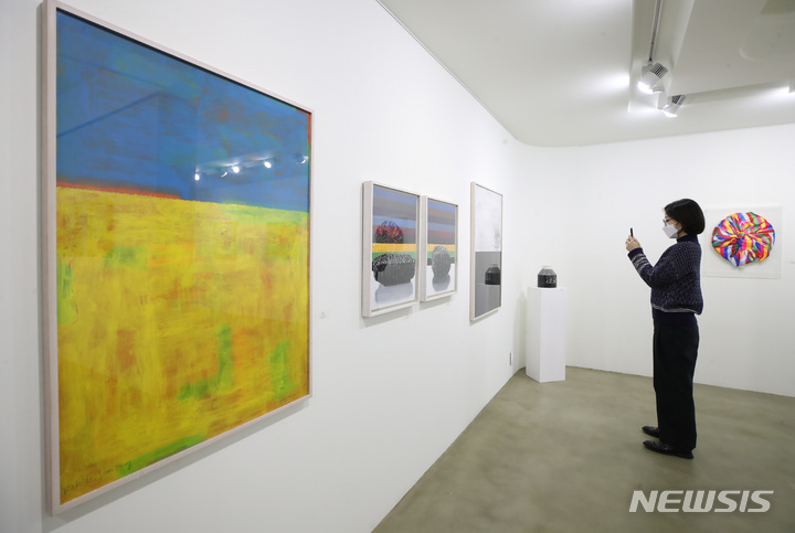 우크라이나 난민 어린이 돕기 특별전…16명 70점 전시 :: 공감언론 ...