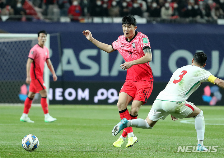 [서울=뉴시스] 백동현 기자 = 24일 오후 서울 마포구 서울월드컵경기장에서 열린 2022 FIFA 카타르 월드컵 아시아 지역 최종예선 대한민국과 이란의 경기, 김민재가 패스하고 있다. 2022.03.24. livertrent@newsis.com