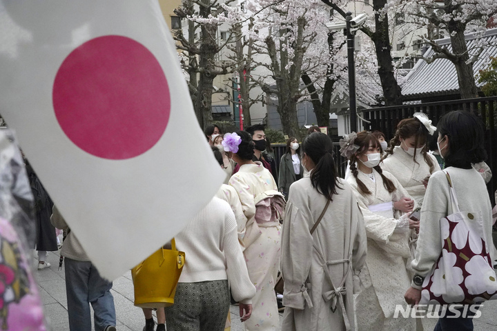 [도쿄=AP/뉴시스]일본 자료사진. 전통 기모노를 입은 사람들이 도쿄 아사쿠사 일대 쇼핑가를 따라 걷고 있는 모습. 2022.12.30.