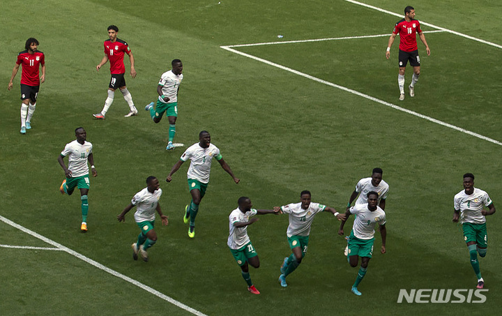 [다카르=AP/뉴시스] 세네갈 선수들이 30일(한국시간) 세네갈 다카르에서 열린 이집트와 2022 FIFA 카타르 월드컵 아프리카 예선 2차전에서 선제골을 넣은 뒤 환호하고 있다. 2022.03.30.