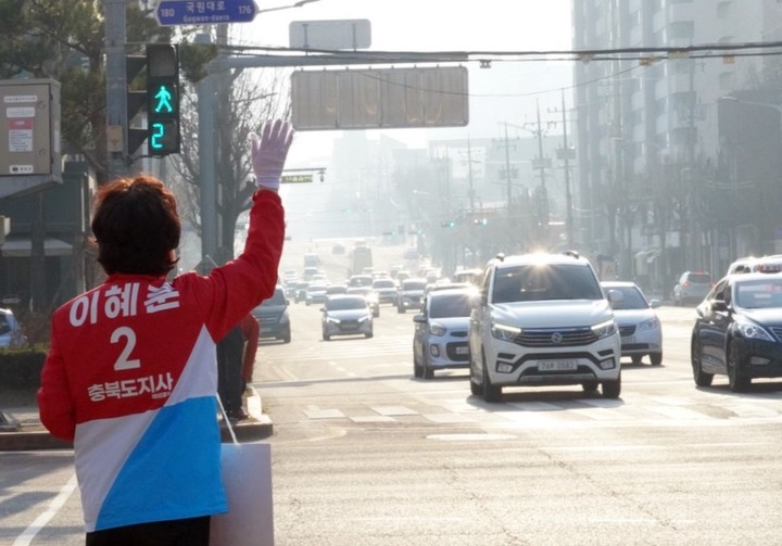 거리 인사하는 충북지사 선거 예비후보 *재판매 및 DB 금지