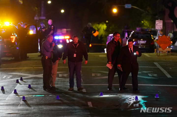 [새크라멘토=AP/뉴시스] 3일(현지시간) 미 캘리포니아주 새크라멘토 시내에서 4월3일 총기 난사가 발생해 경찰이 현장을 조사하고 있다. 남부 소도시 라구나우즈에서는 5월 15일 교회에서 총기난사로 1명이 숨지고 5명이 부상했다.