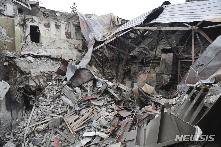 [마리우폴=AP/뉴시스] 4일(현지시간) 우크라이나 동부 마리우폴의 마리우폴 극장이 지난달 발생한 러시아군의 폭격으로 파괴돼 있다. 당시 이 극장에는 민간인 약 1200명이 대피해 있었고 임산부와 아이를 포함해 300여 민간인이 희생된 것으로 알려졌다. 2022.04.05.