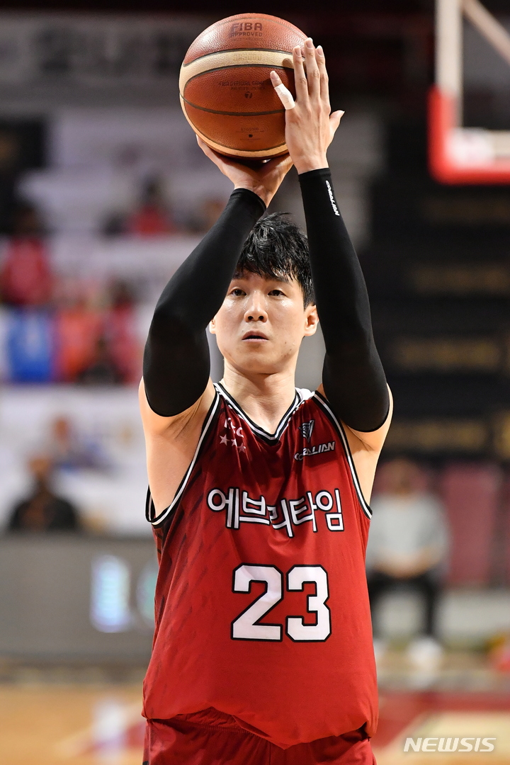 [서울=뉴시스]프로농구 인삼공사 전성현 (사진 = KBL 제공)