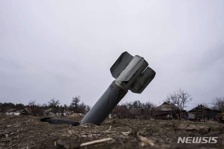 [드니프로=AP/뉴시스] 12일(현지시간) 우크라이나 드니프로 인근 야히드네 주택가에 미사일이 처박혀 있다. 2022.04.13.