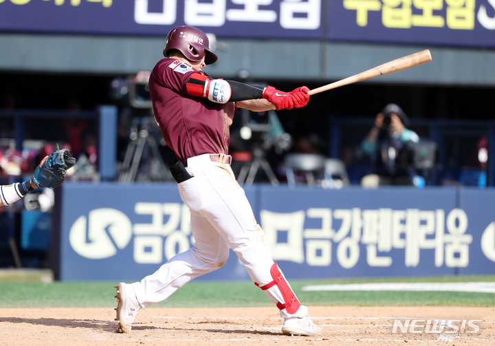 [서울=뉴시스] 이영환 기자 = 17일 오후 서울 송파구 잠실야구장에서 열린 2022 KBO리그 두산 베어스와 키움 히어로즈의 경기, 5회초 무사 1,2루에서 키움 송성문이 1타점 안타를 날리고 있다. 2022.04.17. 20hwan@newsis.com