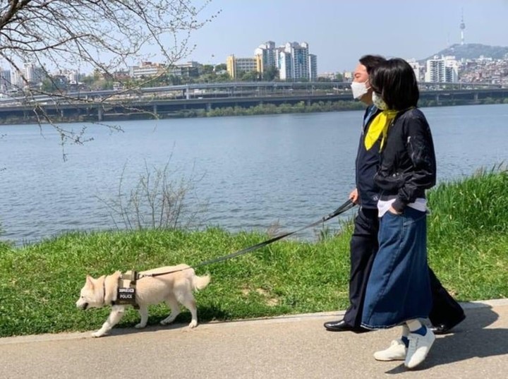 [서울=뉴시스] 16일 윤석열 대통령 당선인과 부인 김건희 여사가 반려견을 데리고 서울 서초구 잠원한강공원을 산책하는 모습 (사진 출처=김건희 공식 팬카페) 2022.04.18. photo@newsis.com *재판매 및 DB 금지