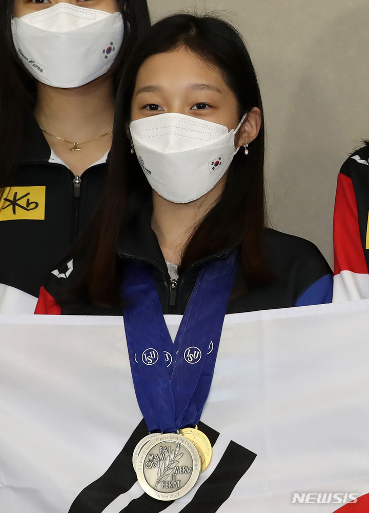 [인천공항=뉴시스] 이영환 기자 =2022 국제빙상경기연맹(ISU) 피겨 세계주니어선수권대회 여자 싱글에서 2006년 김연아 이후로 16년만에 입상한 신지아가 19일 오후 인천국제공항 제2여객터미널을 통해 귀국해 기념촬영을 하고 있다. 2022.04.19. 20hwan@newsis.com