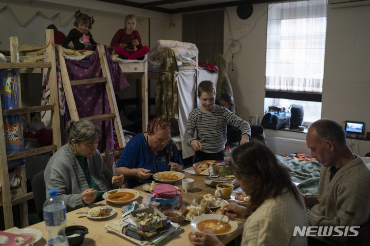 [드니프로=AP/뉴시스] 20일(현지시간) 우크라이나 드니프로의 피란민 쉼터로 사용되는 식당에서 우크라이나 난민들이 자워봉사자들이 만든 점심을 먹고 있다. 유엔난민기구는 500만 명 넘는 피란민이 우크라이나를 떠났다고 밝혔다. 2022.04.21.