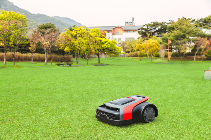 [서울=뉴시스]LG전자가 26일 출시하는 한국형 '잔디깎이 로봇' (사진=LG전자 제공) *재판매 및 DB 금지