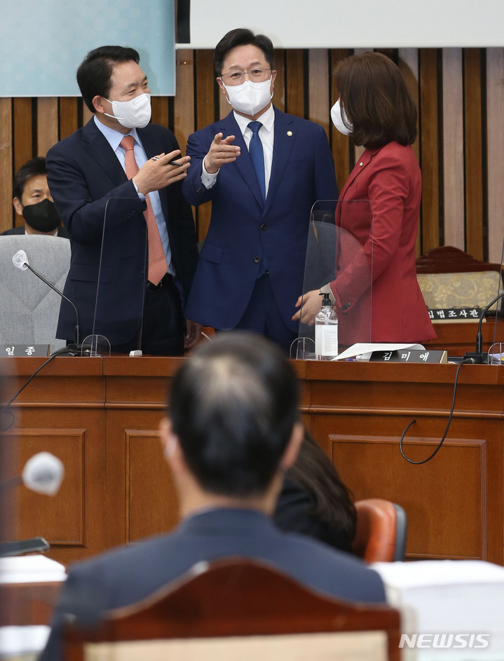 [서울=뉴시스] 김선웅 기자 = 국무총리 후보자 인사청문특별위원회 간사를 맡고 있는 더불어민주당 강병원 의원이 25일 오전 서울 여의도 국회에서 열린 한덕수 후보자 인사청문회에서 한 후보자의 자료 제출 비협조를 강하게 비판하고 있다. 이날 민주당과 정의당은 한 후보자의 자료 제출을 요구하며 청문회를 보이콧했다. (공동취재사진) 2022.04.25. photo@newsis.com