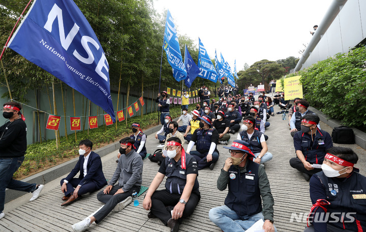 [서울=뉴시스] 홍효식 기자 = 25일 오후 서울 용산구 이재용 삼성전자 부회장 자택 앞에서 삼성전자 노동조합 공동교섭단이 노사협의회 교섭 중단과 노동조합 단체교섭권 쟁취를 촉구하며 전국의 노동조합 및 시민사회단체에 연대투쟁 요청 집회를 하고 있다. 2022.04.25. yesphoto@newsis.com