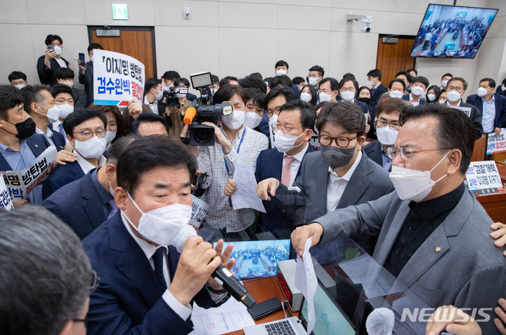 [서울=뉴시스] 고범준 기자 = 김진표 안건조정위원장이 26일 서울 여의도 국회에서 열린 법제사법위원회 안전조정위원회에서 권성동 국민의힘 원내대표, 유상범 법사위 간사와 언쟁을 벌이고 있다. (공동취재사진) 2022.04.27. photo@newsis.com