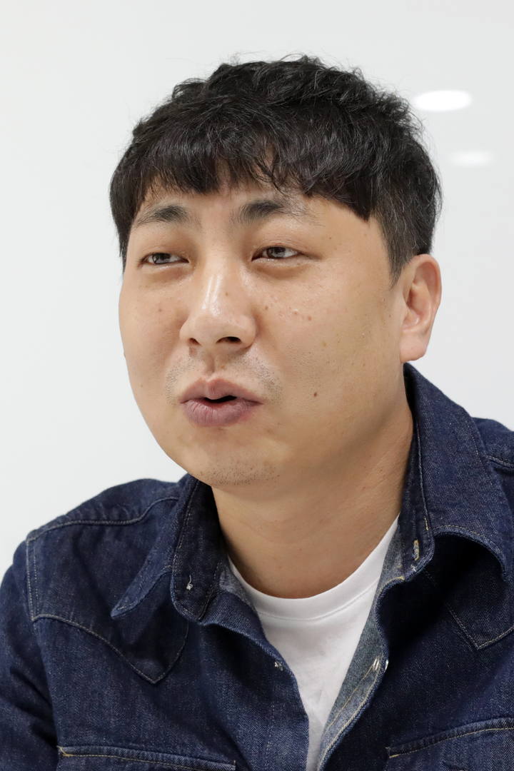 [서울=뉴시스] 박진희 기자 = 채널S 예능 '진격의 할매' 이준규 프로듀서가 지난 27일 서울 중구 Media S 사무실에서 뉴시스와 인터뷰 하고 있다.진격의 할매는 고민 상담 토크쇼다. 인생경험 도합 238살 "찐친 MC" 김영옥, 나문희, 박정수 세 명의 명품배우들이 MZ세대 진로, 연애, 결혼, 사회생활 등을 조언한다. 콘셉트는 '당신의 삶에 따뜻한 위로를 전하는 멘토'다. 2022.04.30. pak7130@newsis.com