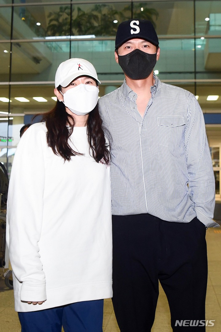 [인천공항=뉴시스] 이영환 기자 = 신혼여행을 마친 배우 현빈과 손예진이 28일 오후 인천국제공항 제2여객터미널을 통해 귀국하고 있다. (공동취재사진) 2022.04.29. photo@newsis.com