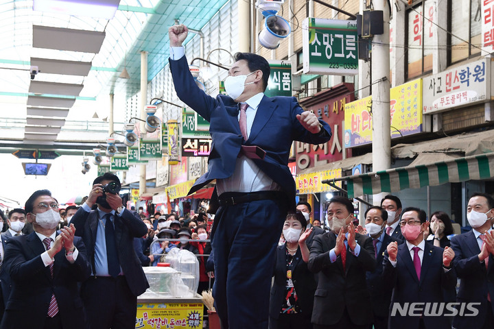 [청주=뉴시스] 인수위사진기자단 = 윤석열 대통령 자료 사진. 사진은 윤 대통령이 당선인 시절인 지난달 29일 충남·충북지역 '약속과 민생의 행보' 일환으로 충북 청주시 육거리종합시장을 방문해 어퍼컷 세리머니를 하는 모습. 2022.04.29. photo@newsis.com